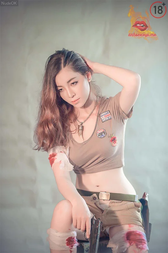 Hình 5: Ảnh khoe vú của em gái cosplay thành cảnh sát