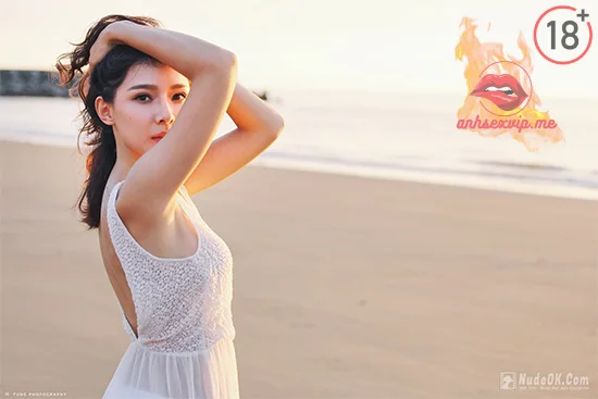 Gái xinh mặc Bikini tạo dáng sexy dưới bãi biển 2